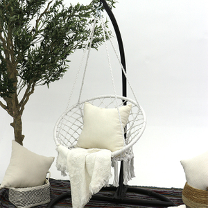 Beige riipputuoli K&auml;sinkudottu puuvillainen riippumatto keinu sis&auml;k&auml;ytt&ouml;&ouml;n ulkok&auml;ytt&ouml;&ouml;n Kiinnityslaitteisto Selk&auml;noja 265 lbs Kapasiteetti